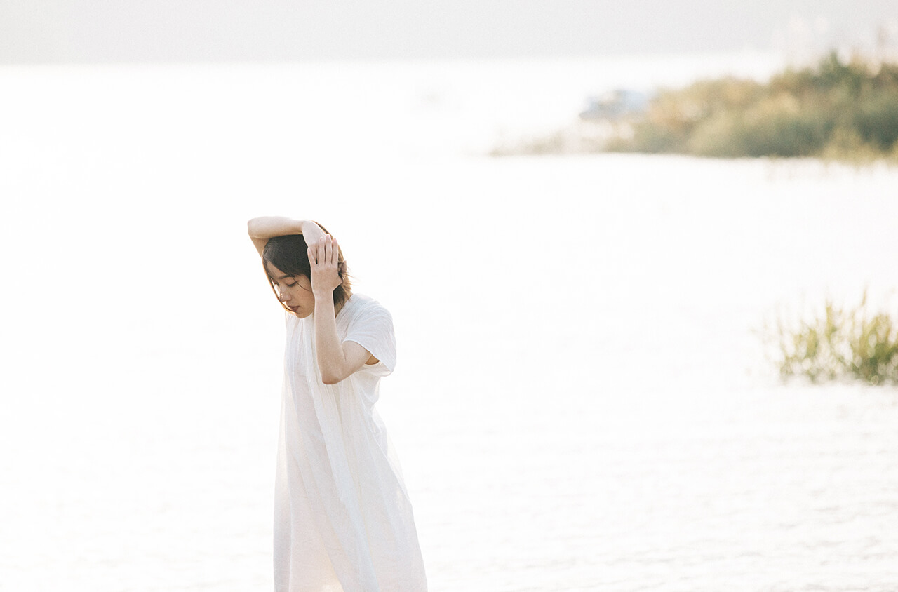 湖畔に佇む女性の画像